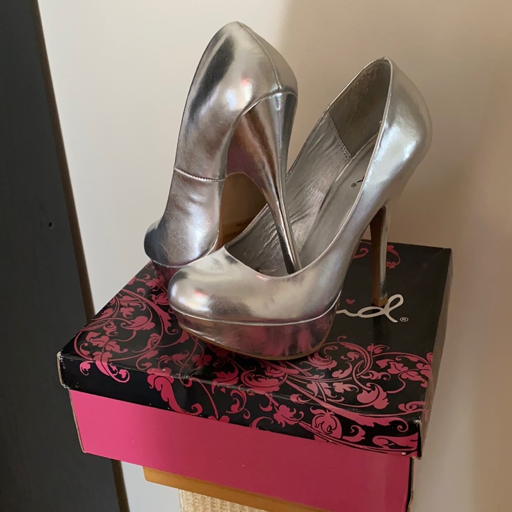 Silver metallic pumps